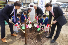 コーセー、復興のシンボル「新種のさくら」を会津若葉幼稚園に初寄贈