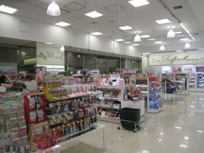 Fit Care Express 新横浜駅ビル店、化粧品売場「ラフィーネ」との融合で成果