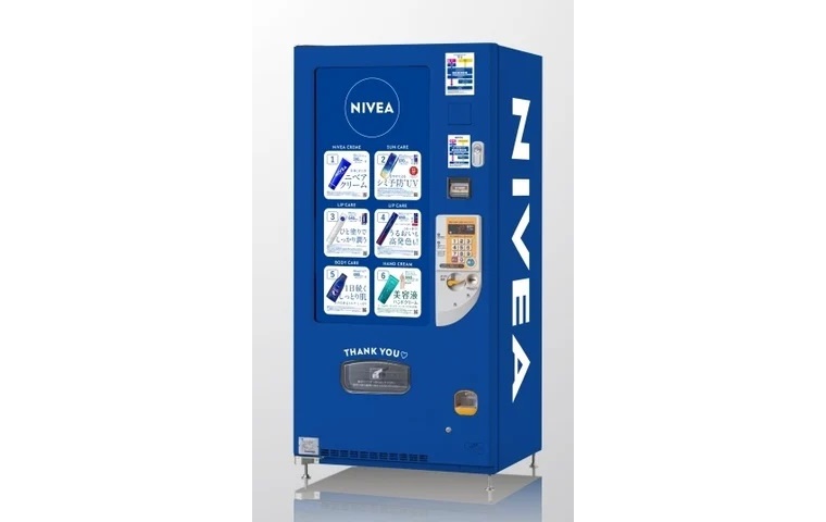 ニベア花王、東京駅に初の「NIVEA自販機」を設置