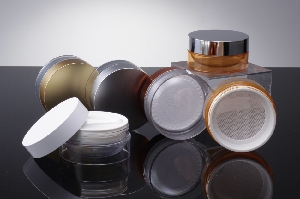 化粧品容器商社のグラセル、中蓋がのびる新型パウダー容器「NOVY」が好評